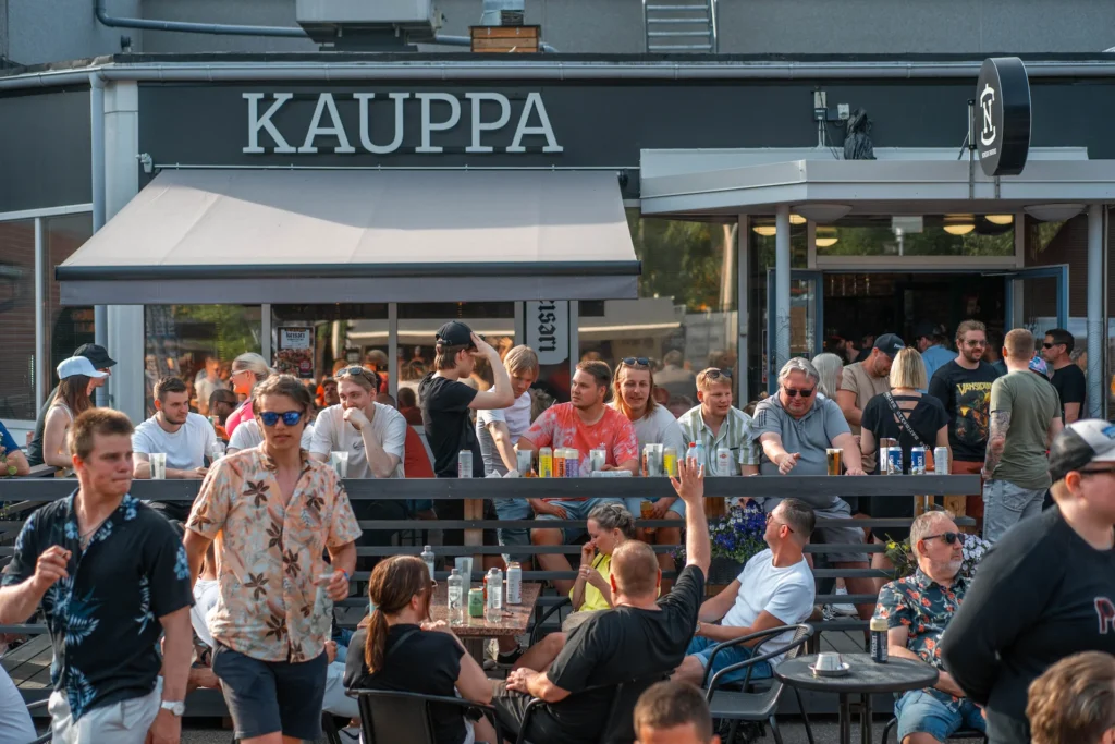 Kunder på terrassen vid Nokian Panimos butik och taproom