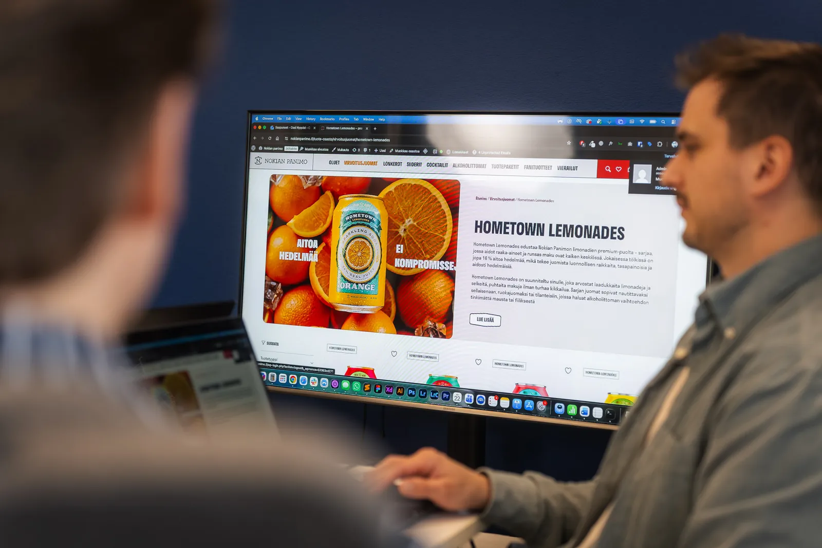 Markkinoija tutkii verkkokaupan analytiikkaa näytöltä