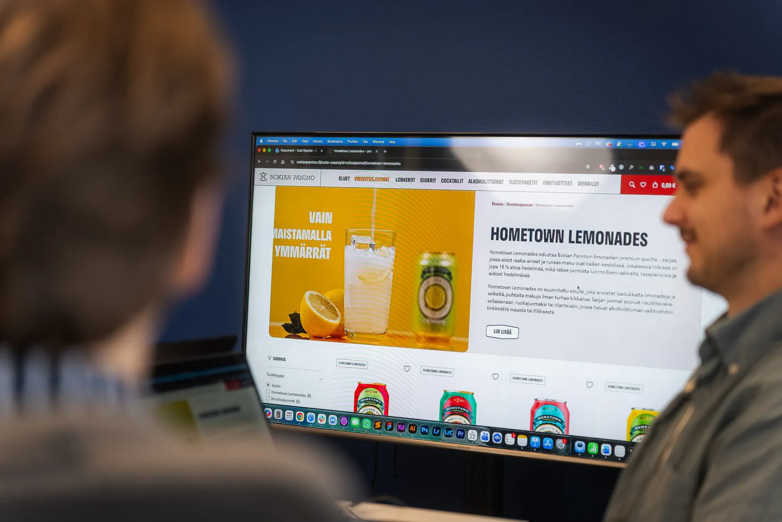 Verkkokaupan tuotesivu isolla näytöllä suunnittelupalaverissa