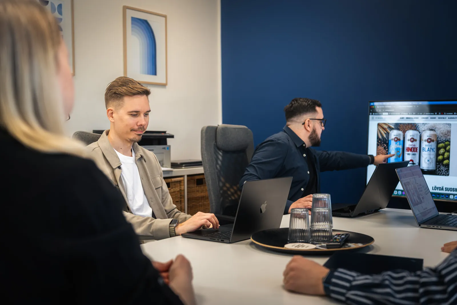 The WebAula team talks with a client in a meeting room