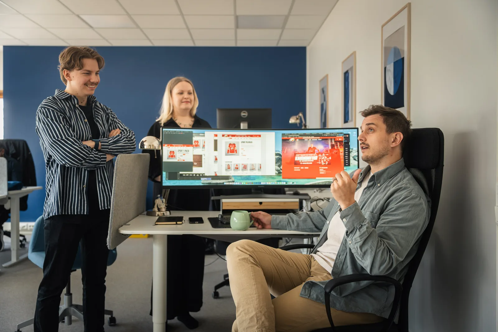WebAulan tiimi käy läpi verkkosivuston lukuja isolta näytöltä